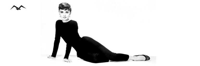 Audrey Hepburn ubrana w czarny klasyczny strój jako ikona mody